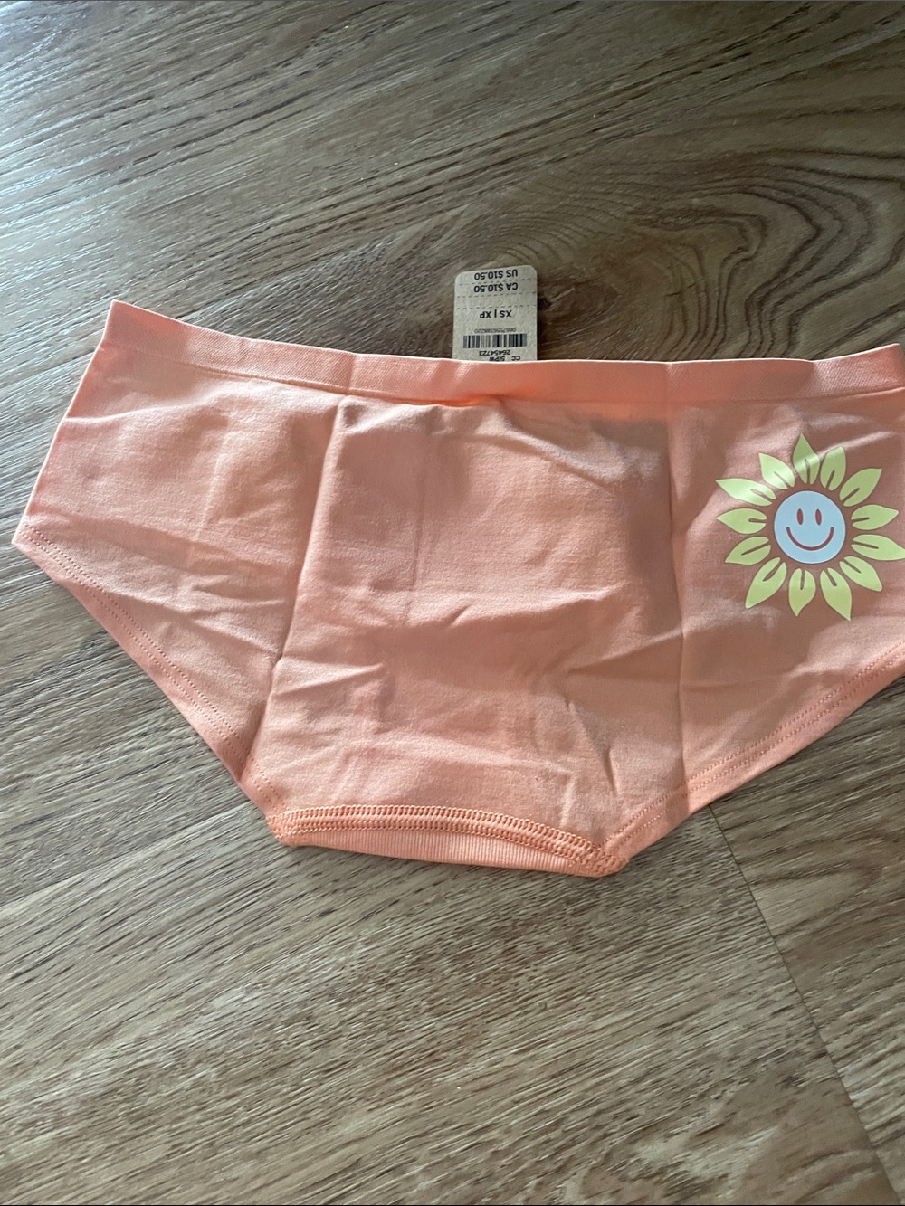 Women - Shorts Subcategory Classification - Picture 3 of 3